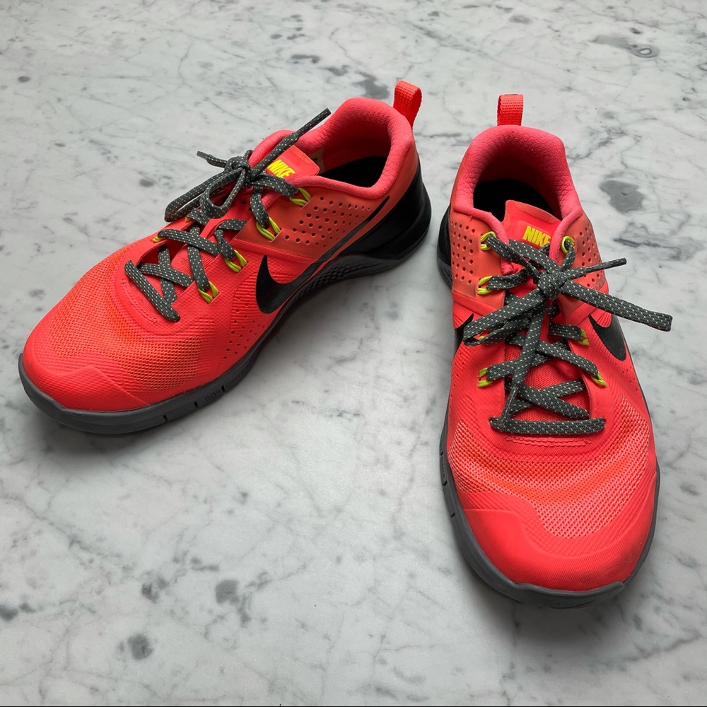 Women Nike Neon Orange Gym Trainer Athletic Sneakers shoes 7.5 great condition